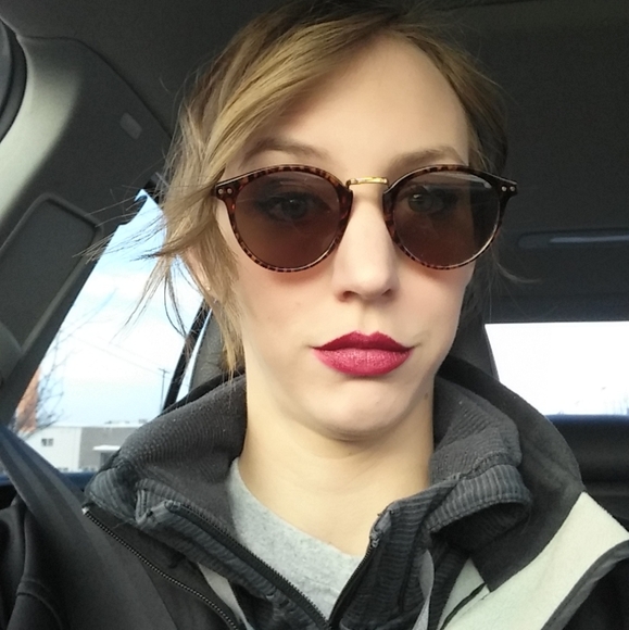 Meet your Posher, Tori - Picture 3 of 6